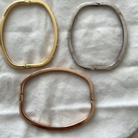 Tri color bangle bracelets. Set of three. Hidden catch clasp. Cartier STYLE. - Picture 7 of 7